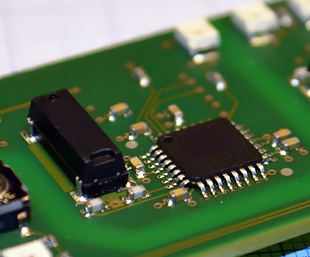 Elektronikplatine mit einem Mikrochip
