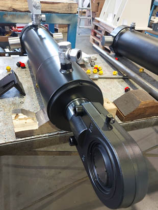 Hydraulik Zylinder in Montagephase