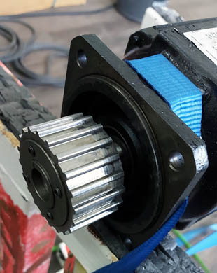 Servomotor mit Zahnrad